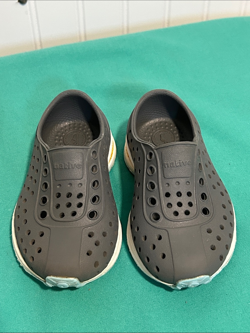 Native Kids SUGARLITE Water Shoes in Charcoal w/ yellow & White Trim Sz: c5